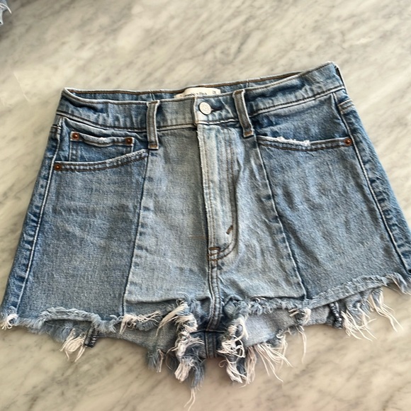 Exc. cond. Abercrombie High Rise Mom Short size 28 (6) - Picture 1 of 2